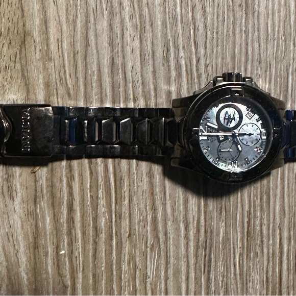 Invicta Reserve Woman’s watch. Mother of pearl face with quartz movement. - Picture 2 of 2